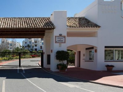 +04 entrada Lomas del Marques.jpg