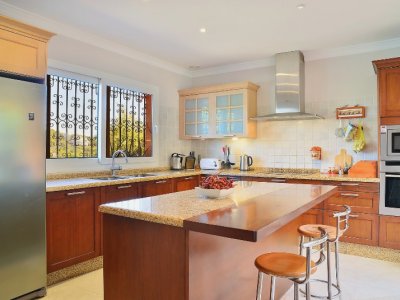 +04 cocina isla villa Los Naranjos.jpg