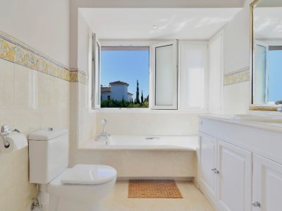 +08 baño villa Los Naranjos golf.jpg