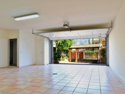 +09 garaje Las Brisas villa.jpg