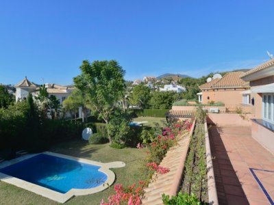 +13 piscina jardin vistas Las Brisas y Aloha.jpg